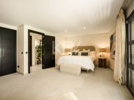 Villa for sale in La Cerquilla, Nueva Andalucia