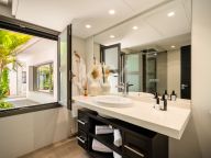 Villa for sale in La Cerquilla, Nueva Andalucia