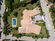 Villa for sale in La Cerquilla, Nueva Andalucia