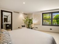 Villa for sale in La Cerquilla, Nueva Andalucia