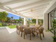 Villa for sale in La Cerquilla, Nueva Andalucia