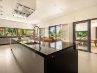 Villa for sale in La Cerquilla, Nueva Andalucia