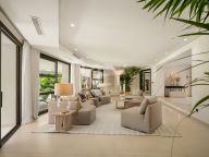 Villa for sale in La Cerquilla, Nueva Andalucia