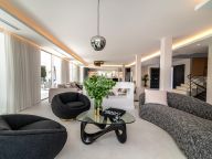 Villa for sale in Nueva Andalucia