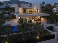 Villa for sale in Parcelas del Golf, Nueva Andalucia