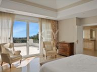 Villa for sale in Nueva Andalucia