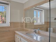 Villa for sale in Nueva Andalucia