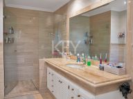 Villa for sale in Nueva Andalucia