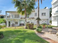 Villa for sale in Nueva Andalucia