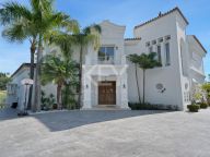 Villa for sale in Nueva Andalucia