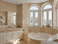 Villa for sale in Nueva Andalucia
