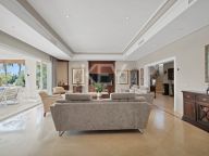 Villa for sale in Nueva Andalucia