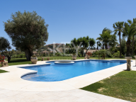 Villa for sale in Nueva Andalucia