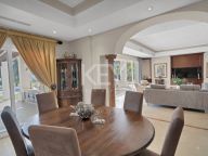 Villa for sale in Nueva Andalucia