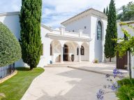 Villa for sale in El Herrojo, Benahavis