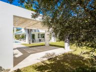 Villa for sale in Los Olivos, Nueva Andalucia