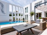 Villa for sale in Nueva Andalucia