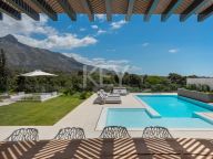 Villa for sale in Nueva Andalucia