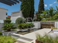 Villa for sale in Nueva Andalucia