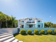 Villa for sale in Los Flamingos Golf, Benahavis