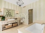 Villa en venta en El Madroñal, Benahavis