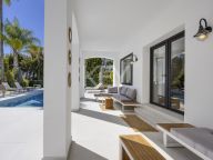 Villa for sale in El Paraiso, Estepona