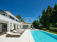 Villa for sale in Nueva Andalucia