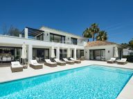 Villa for sale in Nueva Andalucia