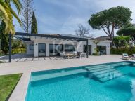 Villa en venta en Elviria, Marbella Este