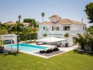 Villa en venta en Benamara, Estepona