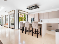 Villa en venta en La Alqueria, Benahavis
