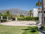 Villa for sale in La Cerquilla, Nueva Andalucia