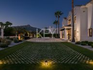 Villa for sale in La Cerquilla, Nueva Andalucia