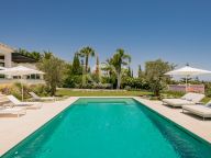 Villa for sale in La Cerquilla, Nueva Andalucia