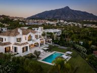 Villa for sale in La Cerquilla, Nueva Andalucia