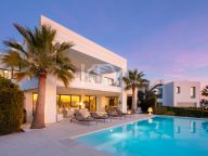 Villa for sale in Nueva Andalucia