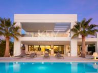 Villa for sale in Nueva Andalucia