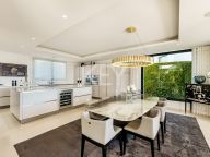 Villa for sale in Nueva Andalucia