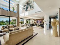 Villa for sale in Nueva Andalucia