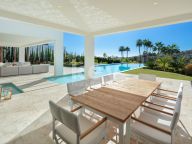 Villa for sale in La Cerquilla, Nueva Andalucia