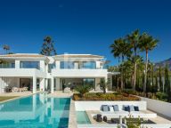 Villa for sale in La Cerquilla, Nueva Andalucia