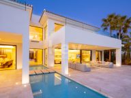 Villa for sale in La Cerquilla, Nueva Andalucia