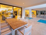 Villa for sale in La Cerquilla, Nueva Andalucia