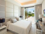 Villa for sale in La Cerquilla, Nueva Andalucia