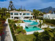 Villa for sale in La Cerquilla, Nueva Andalucia
