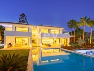 Villa for sale in La Cerquilla, Nueva Andalucia