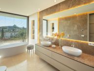 Villa for sale in La Cerquilla, Nueva Andalucia