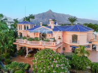 Villa for sale in Nueva Andalucia