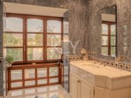 Villa for sale in Nueva Andalucia