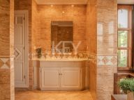 Villa for sale in Nueva Andalucia
